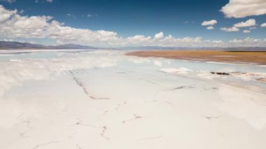 Arjantin 'in Jujuy bölgesindeki Salinas Grandes Salt Flats' ın hava manzarası. - Evet. Yüksek kalite 4k görüntü