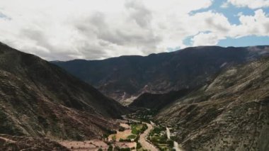 Aerial View Cerro siete colores, Purmamarca, Jujuy, Arjantin. Yüksek kalite 4k görüntü