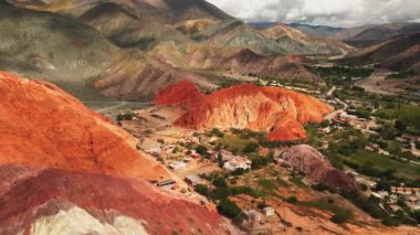 Aerial View Cerro siete colores, Purmamarca, Jujuy, Arjantin. Yüksek kalite 4k görüntü