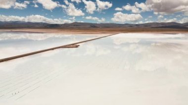 Arjantin 'in Jujuy bölgesindeki Salinas Grandes Salt Flats' ın hava manzarası. - Evet. Yüksek kalite 4k görüntü