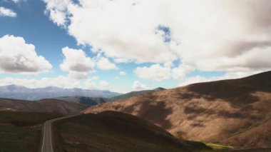 Ulusal Yol 52 'deki A Monolith' in hava görüntüsü yüksekliği 4170 metre 13681 feet, Jujuy Eyaleti, Arjantin 'i gösteriyor. - Evet. Yüksek kalite 4k görüntü