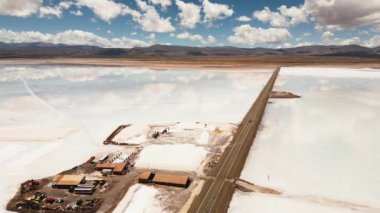 Arjantin 'in Jujuy bölgesindeki Salinas Grandes Salt Flats' ın hava manzarası. - Evet. Yüksek kalite 4k görüntü