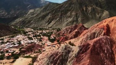 Aerial View Cerro siete colores, Purmamarca, Jujuy, Arjantin. Yüksek kalite 4k görüntü