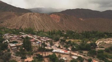 Humahuaca Vadisi 'ndeki Maimara Köyü' nün havadan görünüşü, Jujuy Eyaleti, Arjantin. Yüksek kalite 4k görüntü
