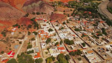 Jujuy, Purmamarca, Arjantin 'deki Yedi Renkli Tepe' nin havadan görünüşü, yüksek kaliteli 4K görüntü