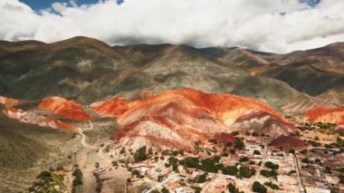 Aerial View Cerro siete colores, Purmamarca, Jujuy, Arjantin. Yüksek kalite 4k görüntü