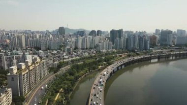 Güney Kore 'deki Mapo Köprüsü kavşağındaki trafiğin hava görüntüsü. Yüksek kalite 4k görüntü