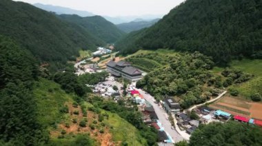 Guinsa Tapınağı 'nın havadan görünüşü, Sobaek Dağları, Güney Kore. Yüksek kalite 4k görüntü