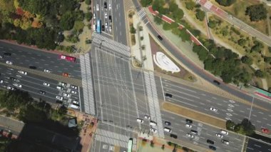 Yeouido Güney Kore yakınlarındaki Kompleks Kavşağı 'ndaki araba trafiğinin hava görüntüsü. Yüksek kalite 4k görüntü
