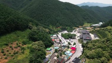 Guinsa Tapınağı 'nın havadan görünüşü, Sobaek Dağları, Güney Kore. Yüksek kalite 4k görüntü