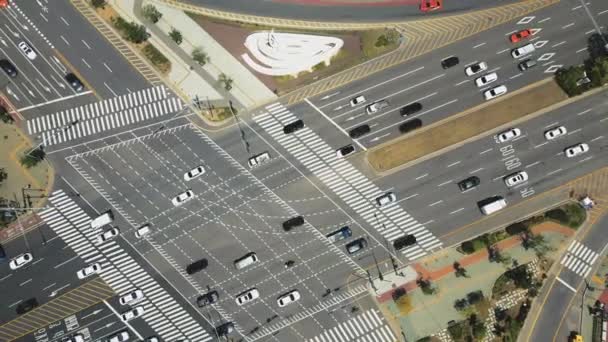 韓国Youido近くの複合交差点での車の交通の空中ビュー 高品質4K映像 — ストック動画