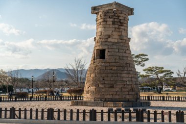 Cheomseongdae Antik Gözlemevi baharda Güney Kore 'nin Gyeongju şehrinde çiçek açacak. Yüksek kalite fotoğraf