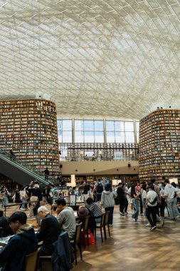 Seul, Güney Kore - 05 Mayıs 2023: COEX Mall, Gangnam İlçe Lisesi 'nin merkezindeki Starfield Kütüphanesinde halk eğitimi