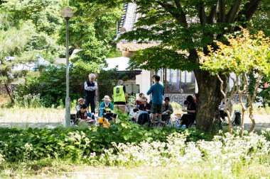 Bir grup çizim, sabahın geç saatlerinde Kore parkında suluboya resim öğreniyor. Yüksek kalite fotoğraf