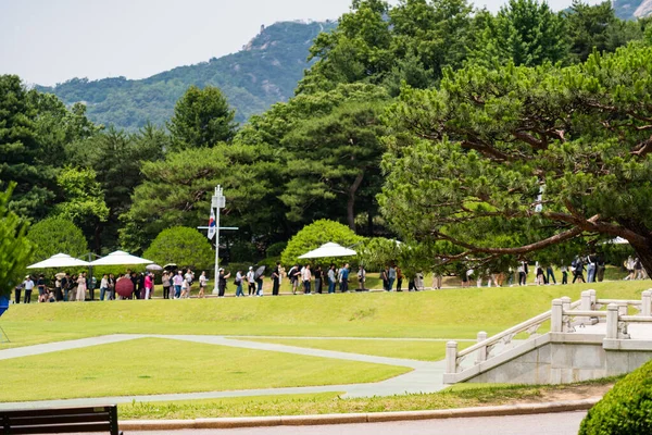 韩国首尔 2023年8月15日 观光客正在参观清华代蓝屋 高质量的照片 免版税图库照片