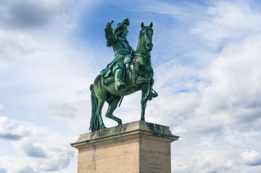 LYON, FRANCE- 26 Ağustos 2023 Lyon şehrindeki 14. Louis 'in ünlü heykeli. Yüksek kalite fotoğraf