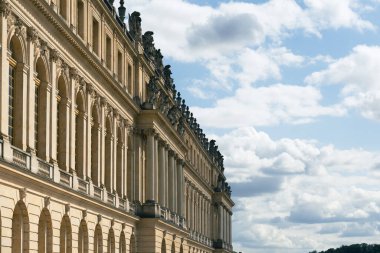Versailles Kalesi ve bahçeleri Paris 'te turistler için popüler bir dönüm noktasıdır - PARIS, FRANCE - SEPTEMBER 05, 2023. Yüksek kalite fotoğraf