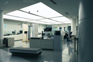 Havaalanının girişinde metal detektörlü güvenlik kapıları ve tarayıcıları var. Yüksek kalite fotoğraf