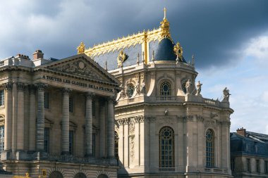 Versailles Kalesi ve bahçeleri Paris 'te turistler için popüler bir dönüm noktasıdır - PARIS, FRANCE - SEPTEMBER 05, 2023. Yüksek kalite fotoğraf