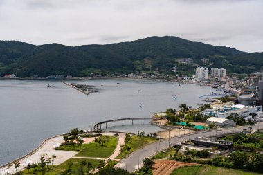 Jangseungpo limanının manzarası deniz, dağ ve Geoje 'deki binalardan oluşur. Yüksek kalite fotoğraf
