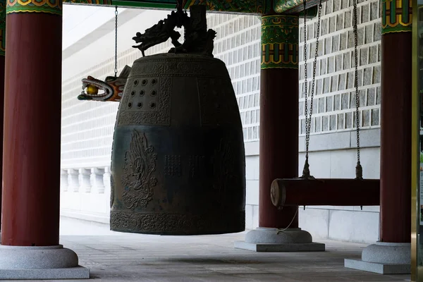 邦绍挂在韩国佛寺的钟塔上 高质量的照片 免版税图库照片
