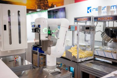 Kafede kahve hazırlayan robotik kol. Yüksek kalite fotoğraf