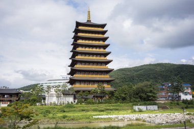 Bomun Turizm Kompleksi 'ndeki Hwangryongwon Jungdo Kulesi. Yüksek kalite fotoğraf