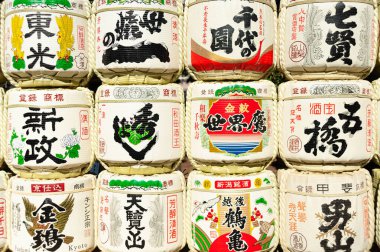 Chiyoda Şehri, Tokyo, Japonya - 3 Ocak 2020: Tokyo, Japonya 'da bulunan ünlü ve geleneksel Shinto Tapınağı Yasukuni Tapınağı' nda kutsanmış geleneksel sake fıçılarının yakın çekimi.