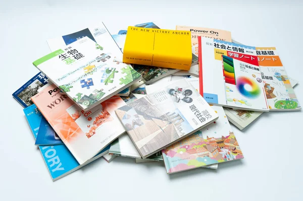静岡県富士市 2022年8月9日 日本の学校図書を散在させる 白地に隔離された — ストック写真
