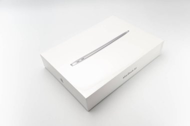 Fuji-shi, Shizuoka-ken, Japonya - 11 Mart 2022: MacBook Air M1 kapalı ambalajda beyaz arka planda izole edildi.