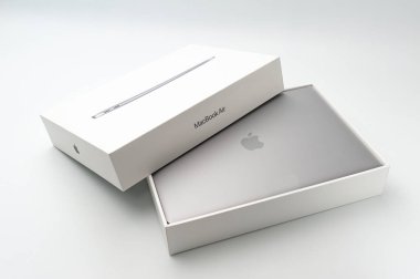 Fuji-shi, Shizuoka-ken, Japonya - 11 Mart 2022: MacBook Air M1 açık ambalajda beyaz arka planda izole edildi.