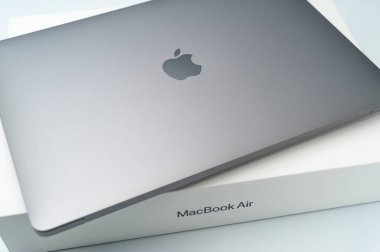 Fuji-shi, Shizuoka-ken, Japonya - 11 Mart 2022: MacBook Air M1 beyaz arka planda izole edildi.