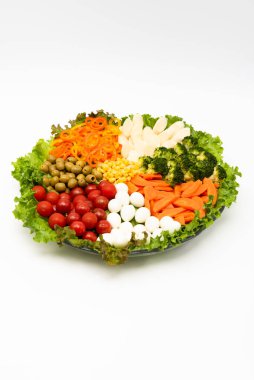 Çeşitli sebzelerle lezzetli ve sağlıklı marul salatası ve beyaz arka planda izole edilmiş bıldırcın yumurtası..