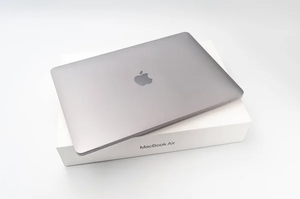 Fuji-shi, Shizuoka-ken, Japonya - 11 Mart 2022: MacBook Air M1 beyaz arka planda izole edildi.
