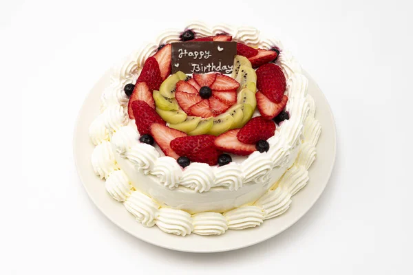 自制的生日蛋糕 用草莓 猕猴桃和蓝莓装饰 背景为白色 尽收眼底 — 图库照片