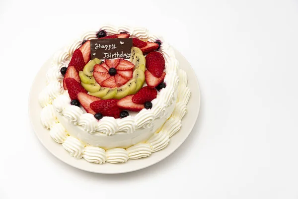 自制的生日蛋糕 装饰有草莓 猕猴桃和蓝莓 背景白色 尽收眼底 复制空间 — 图库照片