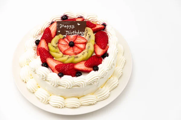 自制的生日蛋糕 装饰有草莓 猕猴桃和蓝莓 背景白色 尽收眼底 复制空间 — 图库照片