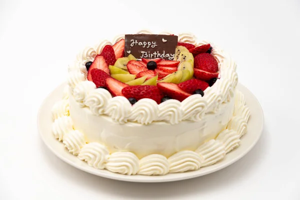 自制的生日蛋糕 用草莓 猕猴桃和蓝莓装饰 背景白色 侧面看 — 图库照片