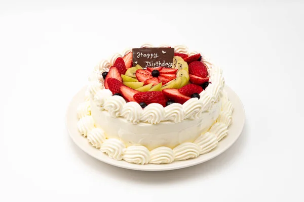 自制的生日蛋糕 用草莓 猕猴桃和蓝莓装饰 背景白色 侧面看 — 图库照片