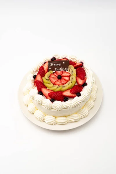 自制的生日蛋糕 装饰有草莓 猕猴桃和蓝莓 背景白色 尽收眼底 垂直射击 — 图库照片