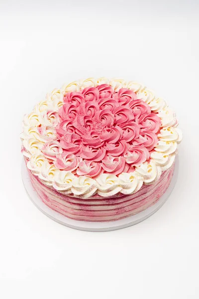 精美的自制生日蛋糕 顶部有粉红色和黄色的糖霜 背景白色 视野开阔 — 图库照片