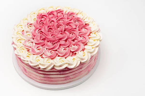 精美的自制生日蛋糕 粉红色和黄色的糖霜隔离在白色背景的顶部视图与复制空间 — 图库照片