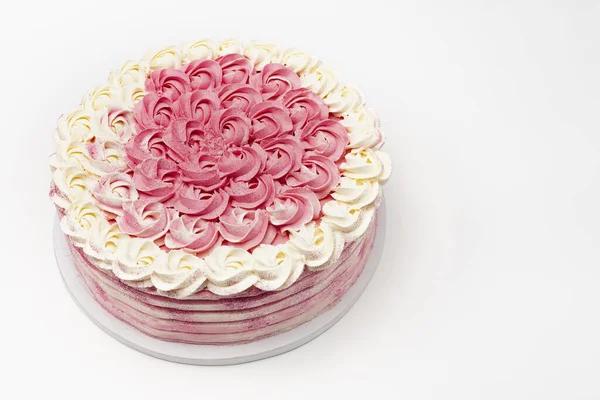 精美的自制生日蛋糕 粉红色和黄色的糖霜隔离在白色背景的顶部视图与复制空间 — 图库照片