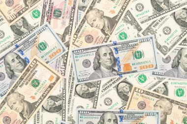 Bolluk Sahneleri: Dağınık 1, 10, 50 ve 100 Dolarlık Faturalarla Görsel Bileşim.