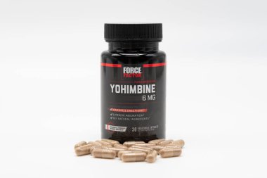 Fuji, Shizuoka, Japonya - 26 Nisan 2023: Yohimbine Force Factor 6 mg dağınık kapsüllü beyaz arka plan.