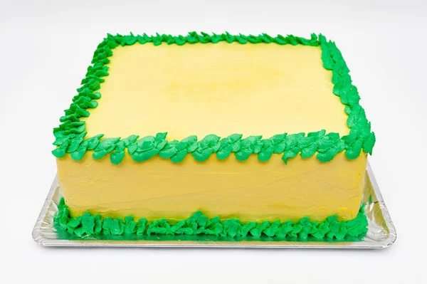 Torta Compleanno Con Colori Verdi Gialli Isolati Sfondo Bianco — Foto Stock