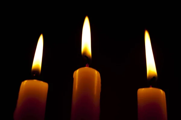 Hermosa Imagen Con Velas Encendidas Con Llamas Blancas Amarillentas Sobre —  Fotos de Stock