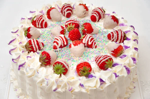 Γλυκές Γιορτές Τούρτα Γενεθλίων Φρέσκες Φράουλες Και Κομφετί — Φωτογραφία Αρχείου
