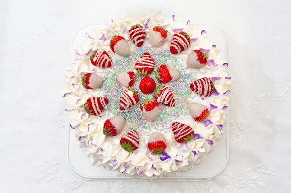 生命是甜蜜的 有草莓和意粉装饰的节日生日蛋糕 — 图库照片