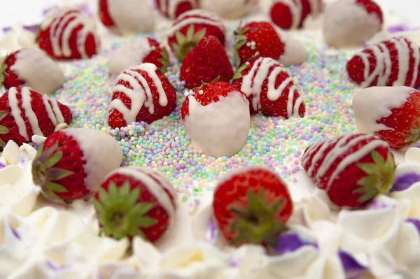 完美的生日特餐 草莓和意粉配餐美味蛋糕 — 图库照片